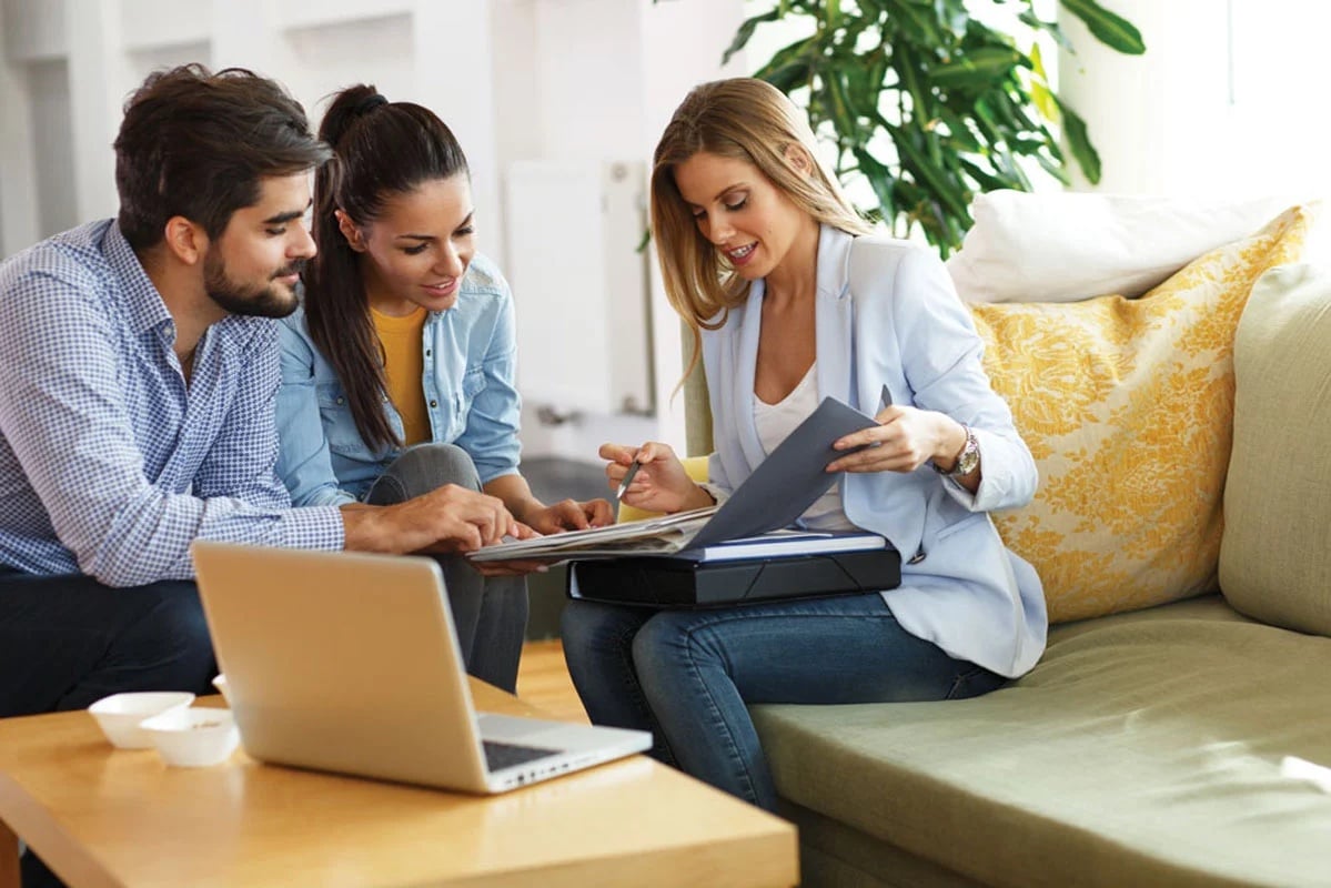 couple-discussing-real-estate-program