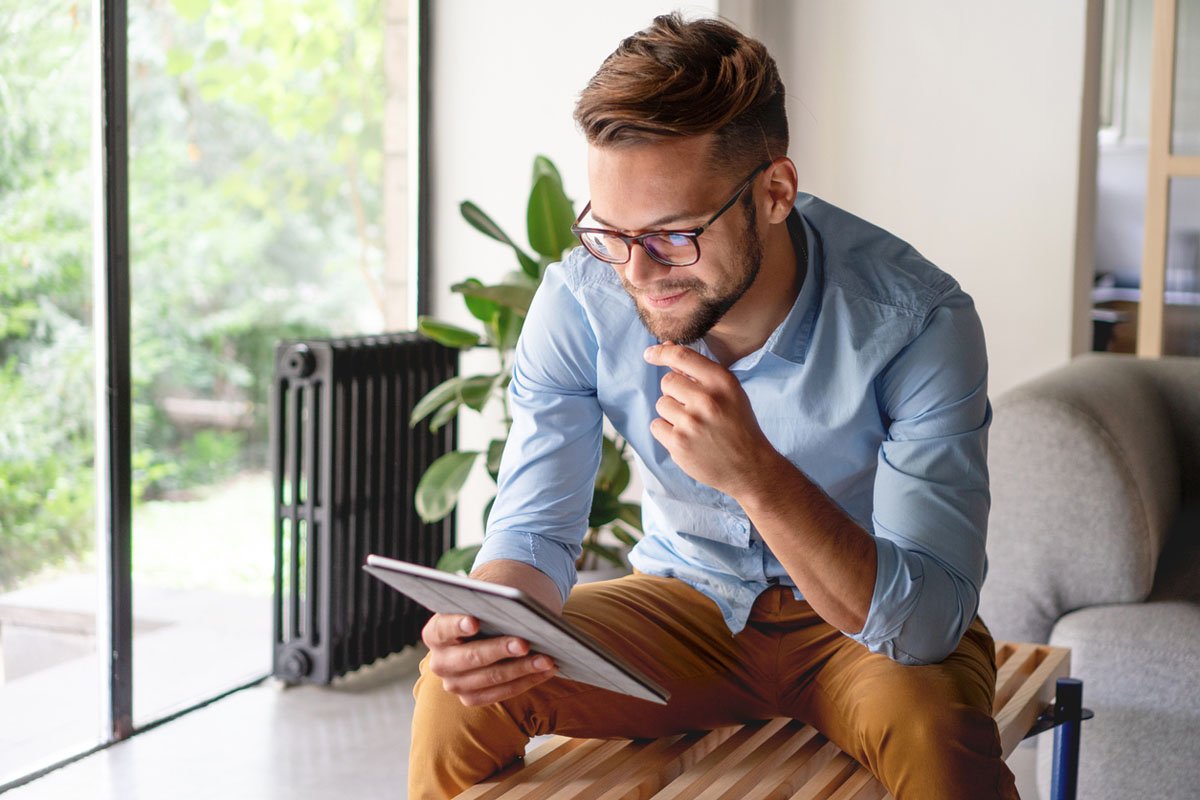 Transferee reviewing relocation policy options online